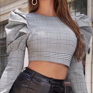 Puffed sleeved cropped blouse
